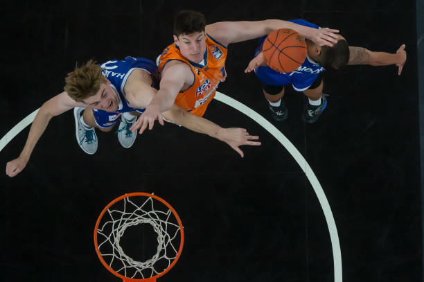 间的激烈交 间的激烈交