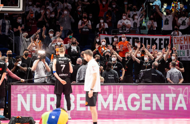 通过一系列 通过一系列